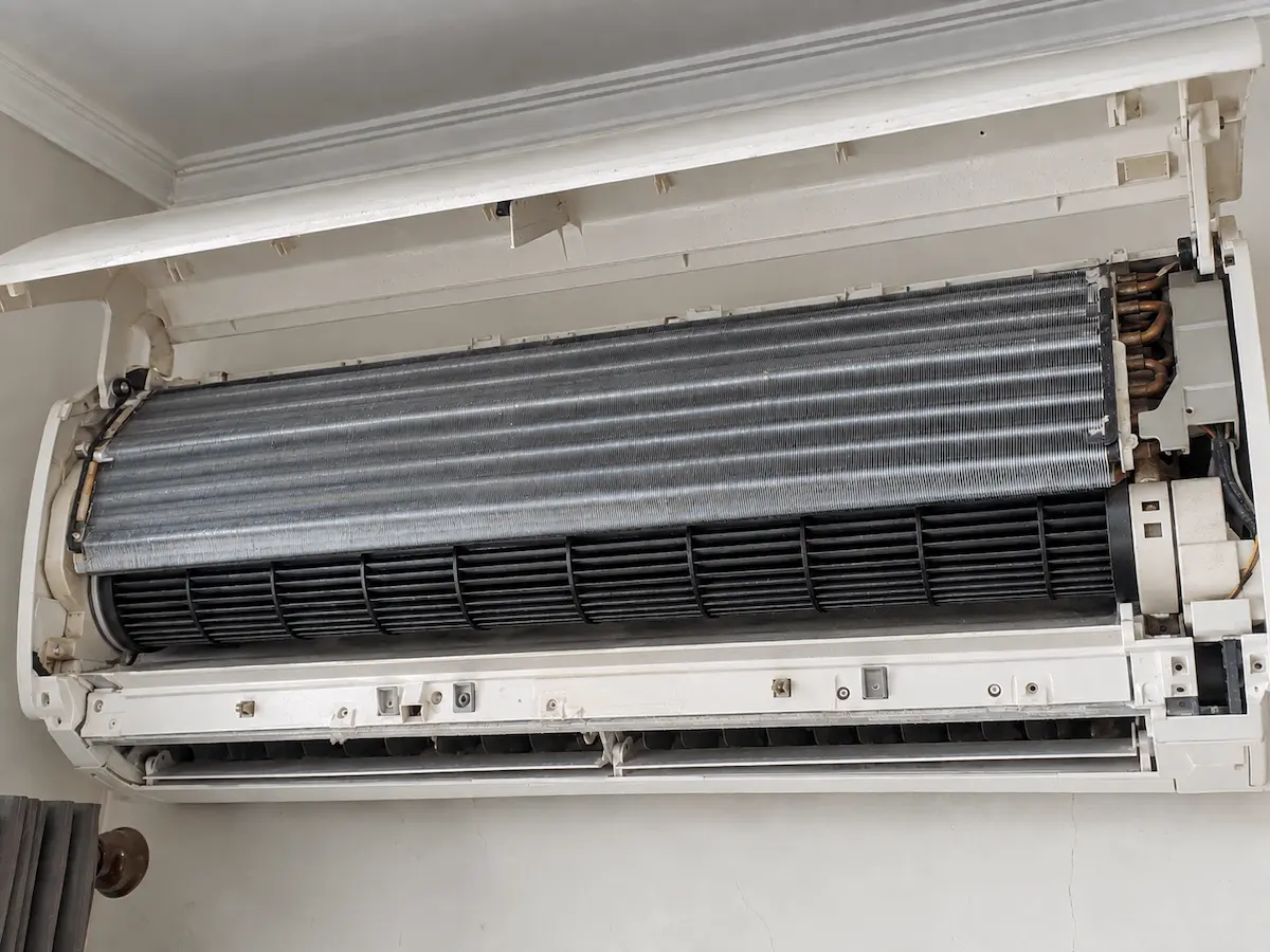 Ilustrasi evaporator indoor AC bersih setelah dicuci